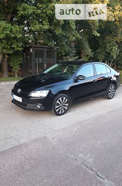 Седан Volkswagen Jetta 2013 в Львові