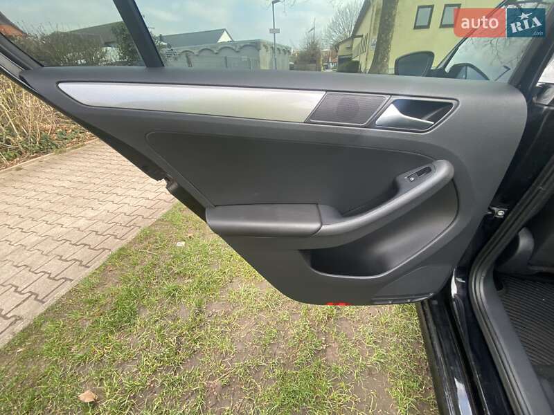 Седан Volkswagen Jetta 2016 в Ужгороді