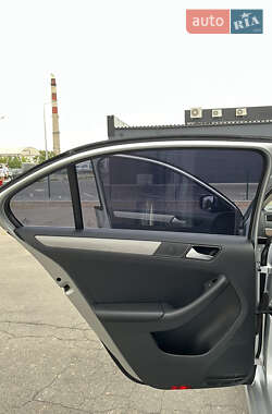Седан Volkswagen Jetta 2015 в 