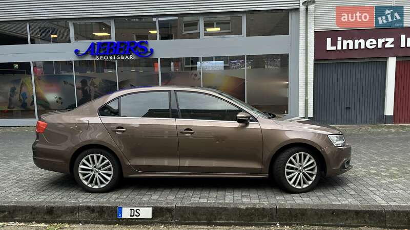 Седан Volkswagen Jetta 2012 в Львове