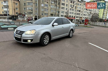 Седан Volkswagen Jetta 2010 в Надвірній