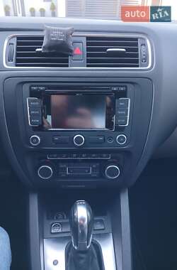 Седан Volkswagen Jetta 2011 в 