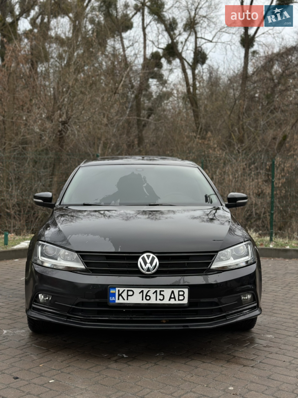 Вітаю. Продаю власне авто.
Volkswagen Jetta Sel/Sel Premium 2016 Black.
Машина привезена з США, була в сім'ї, їздили по місту, але в зв'язку з покупкою нової машини продаю.
Приїхала з ушкодженням по передній частині. Кому цікаво є уся інформація за він кодом, або покажу фото при зустрічі.
Зробили необхідний ремонт. Але звісно без додаткових трат не вийшло, тому окрім ремонту по удару я замінив: галогенні лампи, поставили новий акумулятор, звісно заміна усіх жидкостей, фільтрів. По ходовій: задні колодки, передні колодки, передні амортизатори, передні салінблоки, шліфовка дисків, обслуговування люку.
Машина зараз в гарному стані, на зимовій резині звісно, ідеальний салон, динаміка. Відчуття в ній дуже класне.
Розхід палива залежить від манери їзди. В середньому 10-12 л по місту і 8-9 на круїзі за містом. Залежно від швидкості.
Також від себе зробив повністю шумку в машині
На фото машина тільки після мийки)
Якщо щось цікавить - звісно відповім.
Можливо обмін ключ на ключ з моєю доплатою