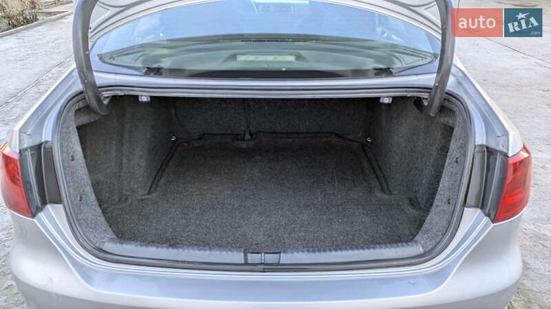 Седан Volkswagen Jetta 2012 в Іллінцях