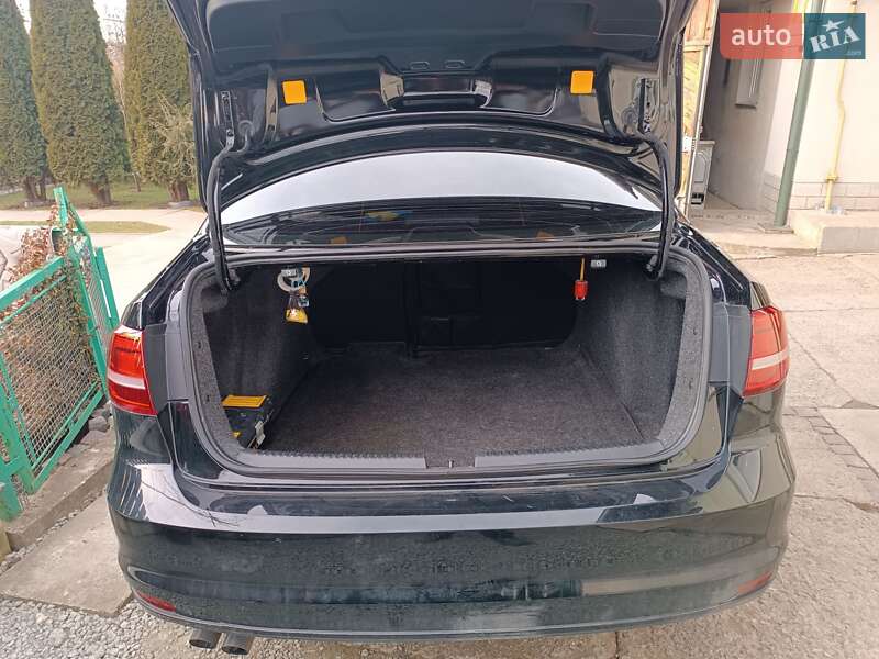 Седан Volkswagen Jetta 2015 в Львове