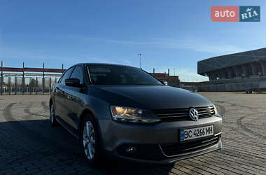 Седан Volkswagen Jetta 2013 в Львові