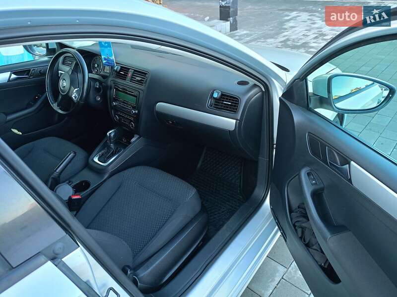 Седан Volkswagen Jetta 2011 в Львові