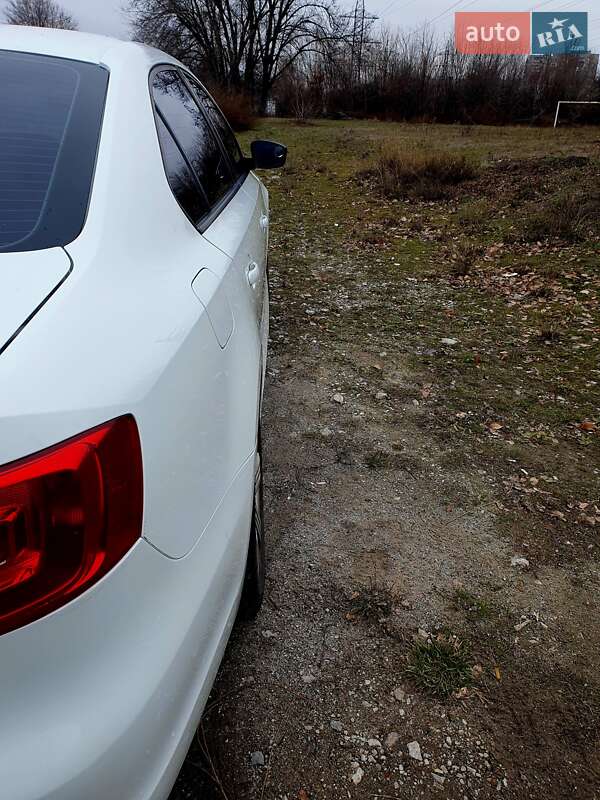 Седан Volkswagen Jetta 2014 в 