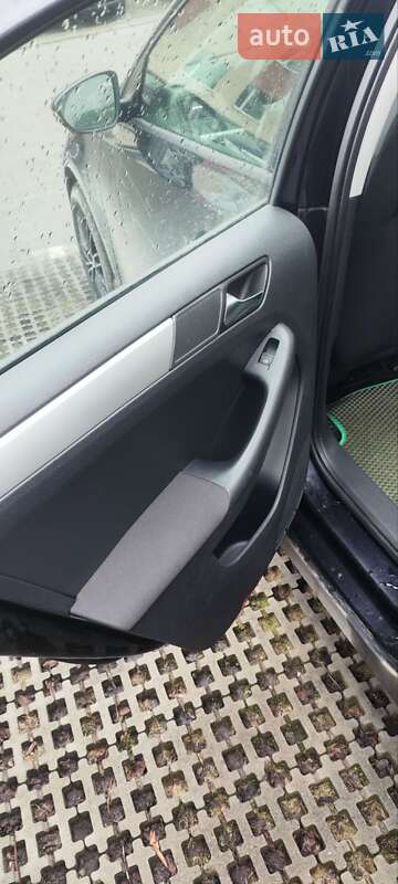 Седан Volkswagen Jetta 2011 в Львові