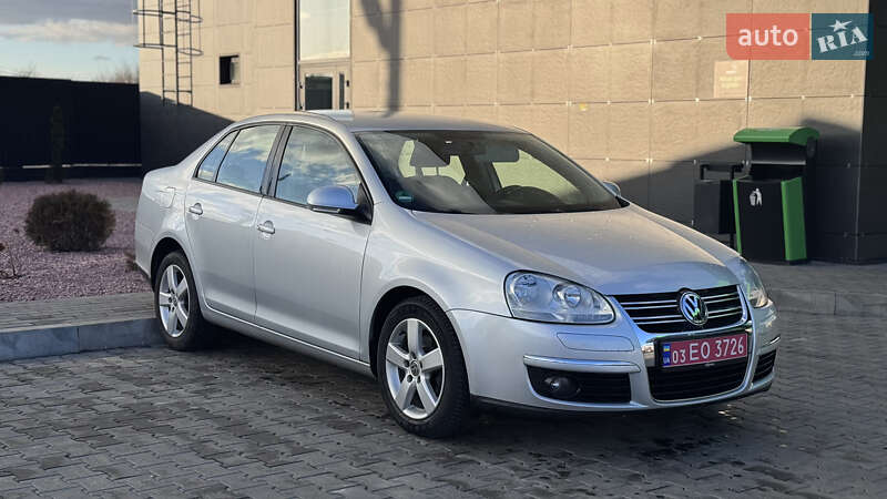 Седан Volkswagen Jetta 2010 в Луцьку