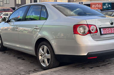 Седан Volkswagen Jetta 2010 в Луцьку