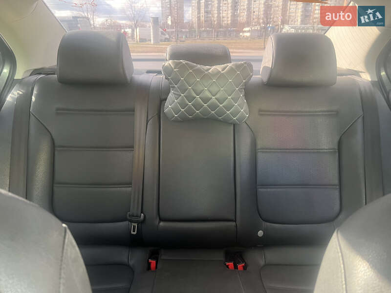 Седан Volkswagen Jetta 2011 в Харькове