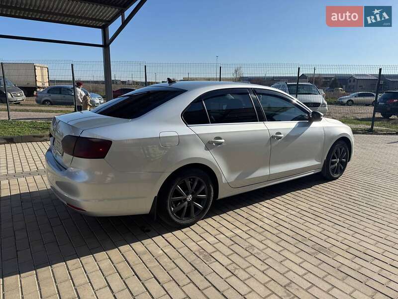 Седан Volkswagen Jetta 2013 в 