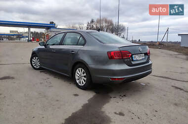 Седан Volkswagen Jetta 2013 в 