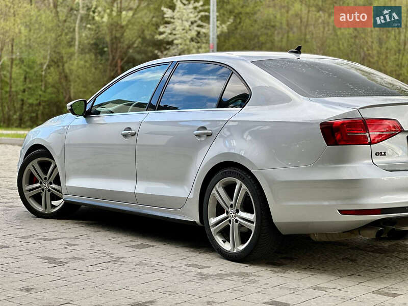 Седан Volkswagen Jetta 2015 в Новояворівську