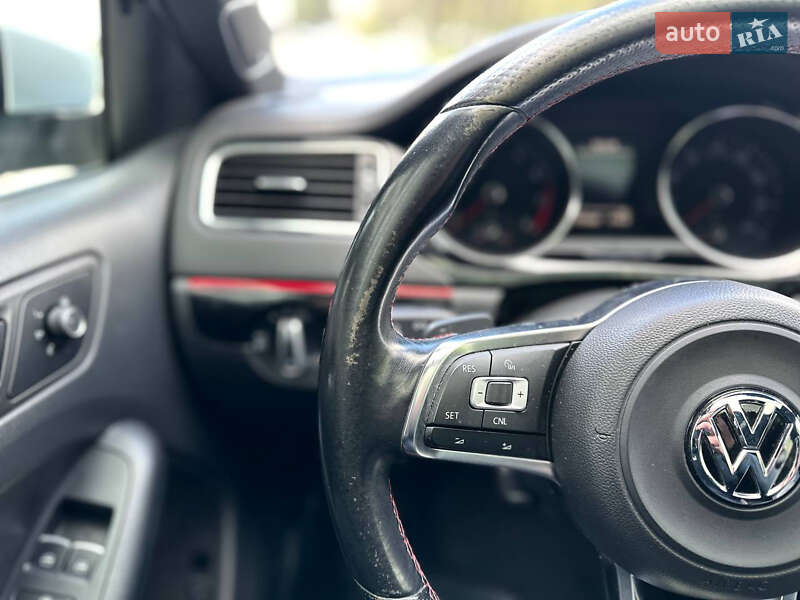 Седан Volkswagen Jetta 2015 в Новояворівську