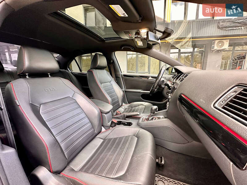 Седан Volkswagen Jetta 2015 в Новояворівську