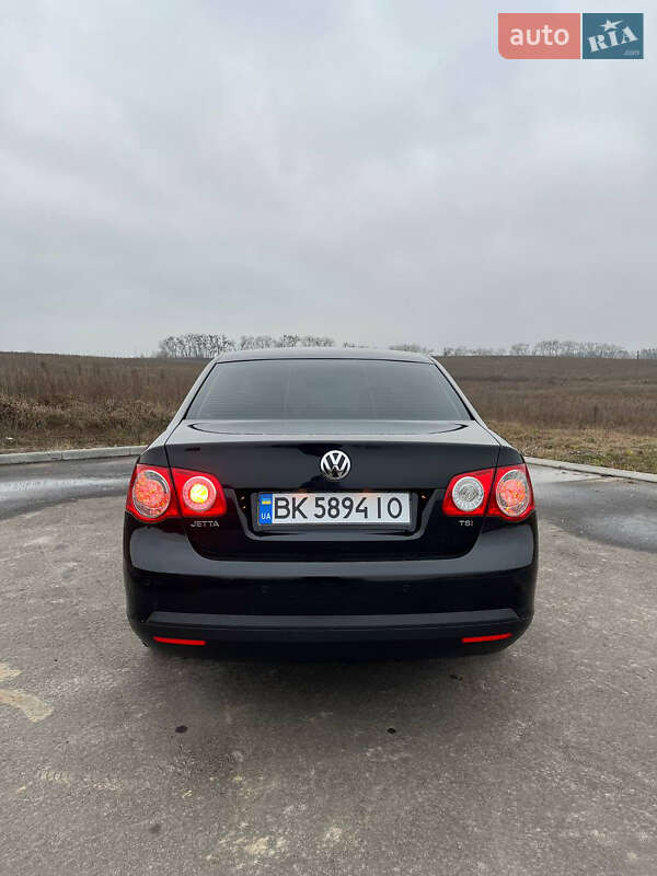 Седан Volkswagen Jetta 2010 в Рівному