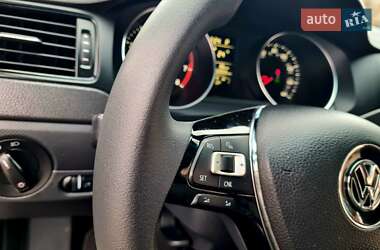 Седан Volkswagen Jetta 2015 в 