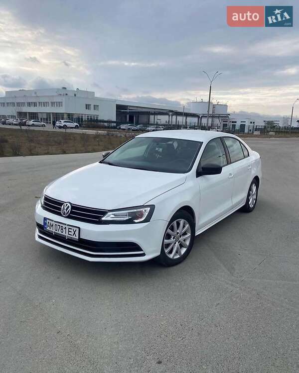 Седан Volkswagen Jetta 2015 в Львове