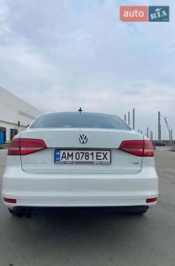 Седан Volkswagen Jetta 2015 в Львове