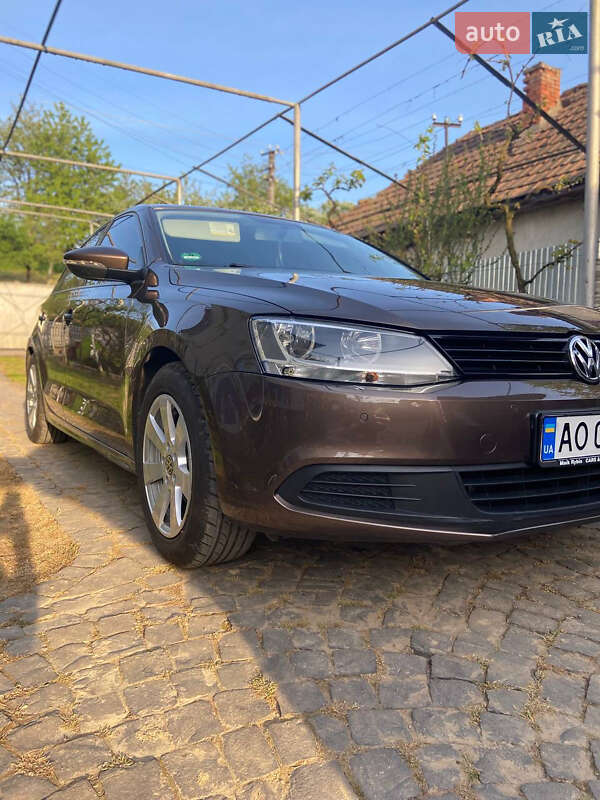 Седан Volkswagen Jetta 2011 в 