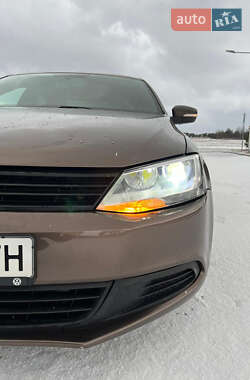 Седан Volkswagen Jetta 2013 в 