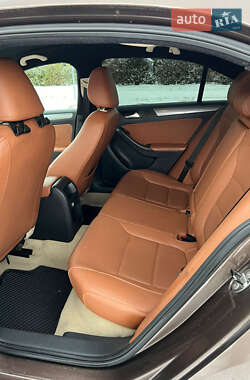 Седан Volkswagen Jetta 2013 в 