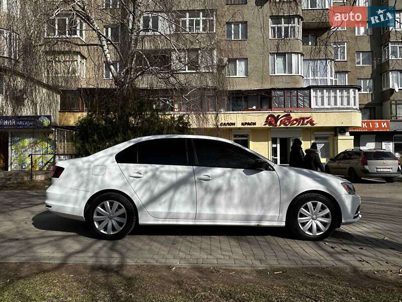 Седан Volkswagen Jetta 2015 в Чернівцях