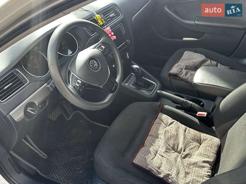 Седан Volkswagen Jetta 2015 в Чернівцях