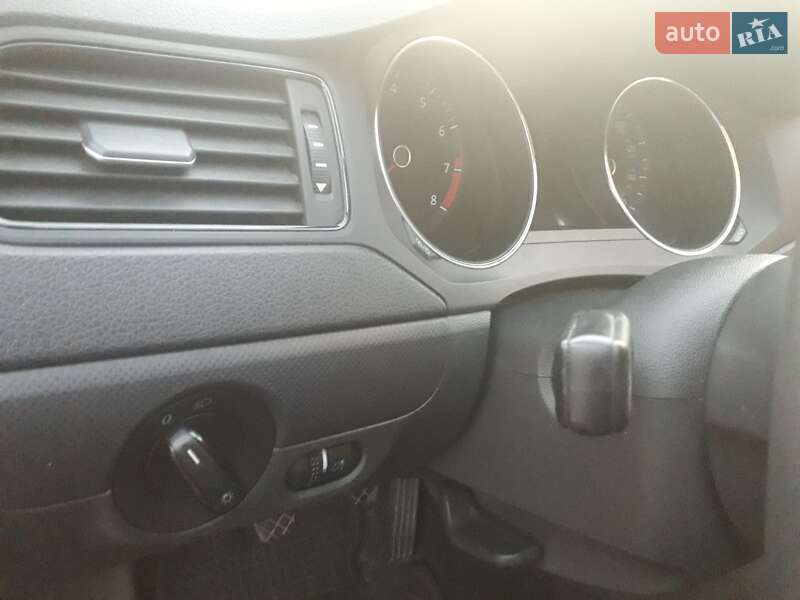 Седан Volkswagen Jetta 2016 в Окнах