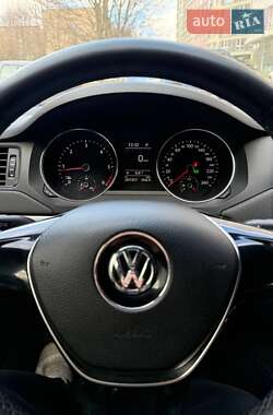 Седан Volkswagen Jetta 2016 в Львові