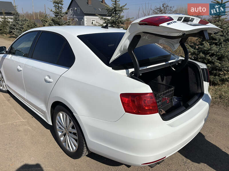 Седан Volkswagen Jetta 2014 в Львові