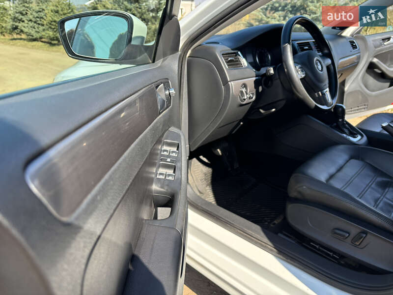 Седан Volkswagen Jetta 2014 в Львові