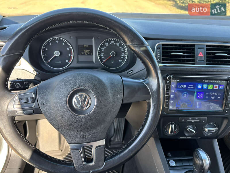 Седан Volkswagen Jetta 2014 в Львові