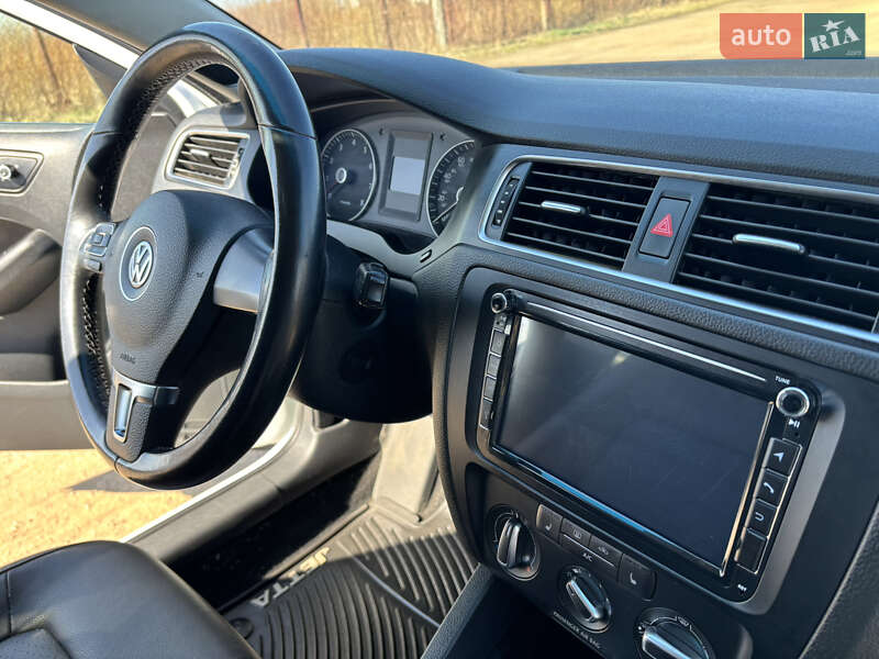 Седан Volkswagen Jetta 2014 в Львові