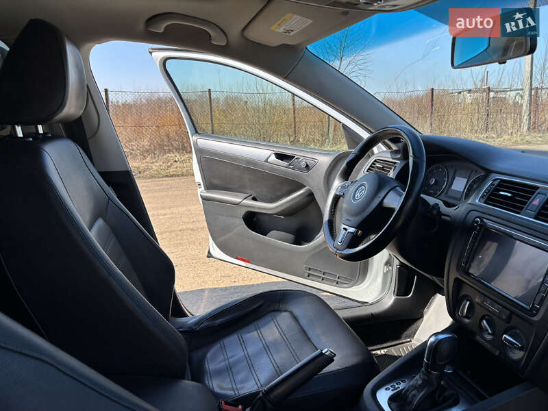 Седан Volkswagen Jetta 2014 в Львові