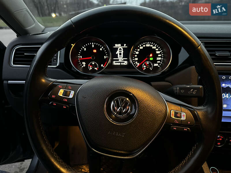 Седан Volkswagen Jetta 2016 в 