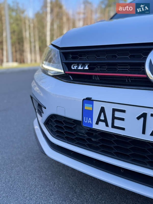 Седан Volkswagen Jetta 2016 в 