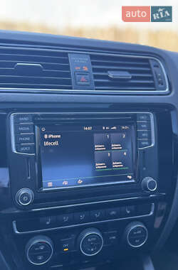 Седан Volkswagen Jetta 2016 в 