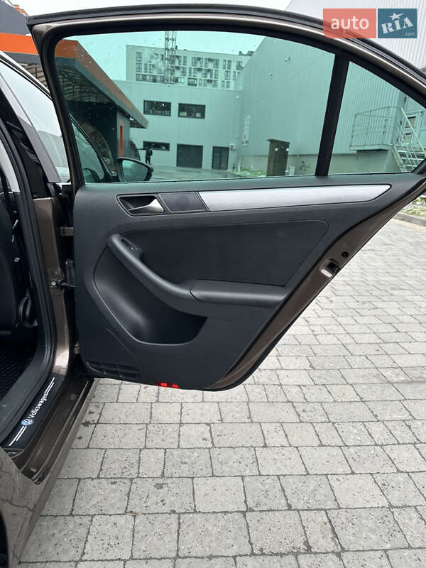 Седан Volkswagen Jetta 2011 в Львове