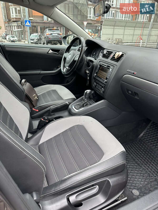 Седан Volkswagen Jetta 2011 в Львове