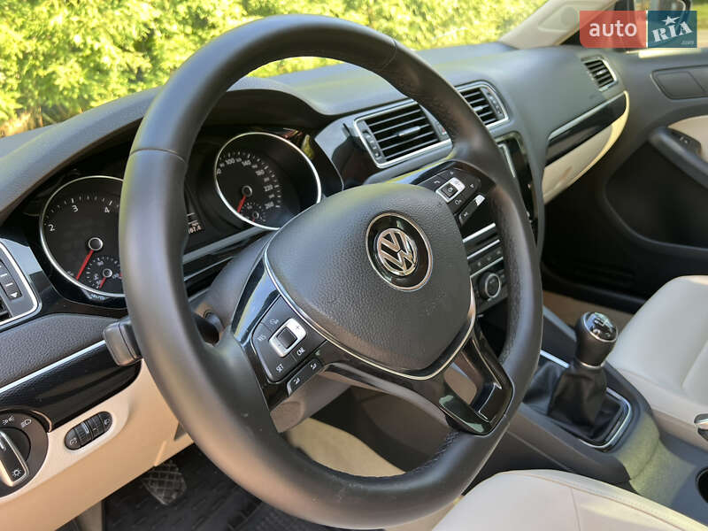 Седан Volkswagen Jetta 2016 в Ровно