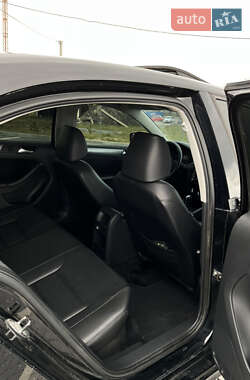 Седан Volkswagen Jetta 2012 в 
