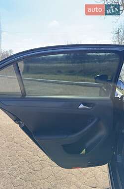 Седан Volkswagen Jetta 2011 в 