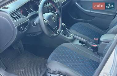 Седан Volkswagen Jetta 2015 в 