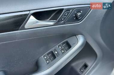 Седан Volkswagen Jetta 2015 в 