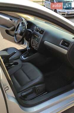 Седан Volkswagen Jetta 2013 в 