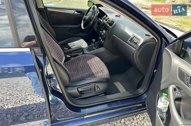 Седан Volkswagen Jetta 2013 в 