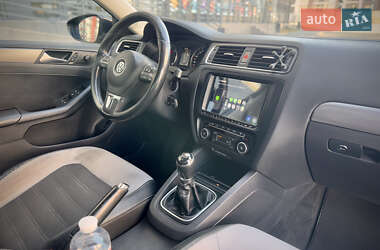 Седан Volkswagen Jetta 2013 в 